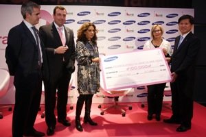 De izquierda a derecha:
Celestino García, director de la División de Telecom de Samsung
Carlos de Torres, Director de Actividad Comercial de Residencial Móvil de Telefónica España
Lolita
Mª Antonia Gimón, Presidenta de FECMA
Mr. Kim, Presidente de Samsung España