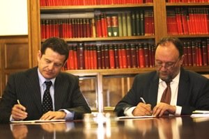 Orange desarrollará los servicios corporativos de telefonía móvil de la Universidad de Granada