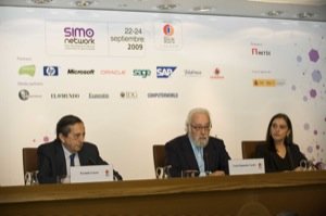 De izq a dcha: el Director General de IFEMA, Fermín Lucas, el Presidente del Comité Ejecutivo  de IFEMA, Luís Eduardo Cortés, la Directora de SIMO Network, María Valcarce

