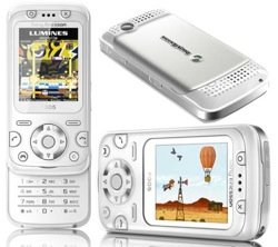 Sony Ericsson ha anunciado el lanzamiento de una edición especial del teléfono F305 con Snoopy como protagonista.
