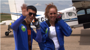 María Castro y Alejo Sauras se lanzan en paracaídas para presentar el nuevo Sony Ericsson Vivaz