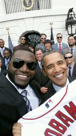 La imagen de Barack Obama choca con los selfies promocionados por las marcas