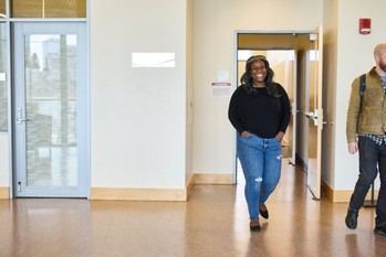 MIT Sloan Fellow Alecia Asiamigbe impulsa la sostenibilidad con su empresa de energía renovable