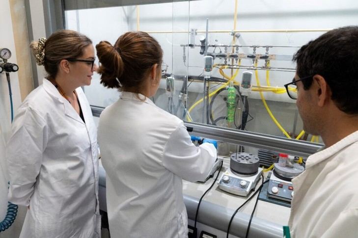 Nuevo método permite fabricar plásticos y fármacos sin metales ni disolventes tóxicos