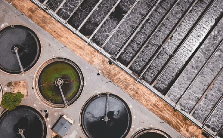 Desarrollan un filtro innovador que convierte agua salada en potable usando electricidad doméstica