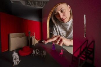 Sara Brown enseña a estudiantes de MIT el arte del diseño escénico en teatro