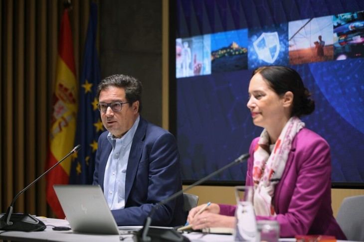 Óscar López presenta una reforma administrativa que moderniza trámites y acceso a la función pública
