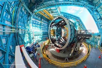Tekniker colabora en el ajuste de un telescopio y presenta innovaciones láser para fabricación avanzada