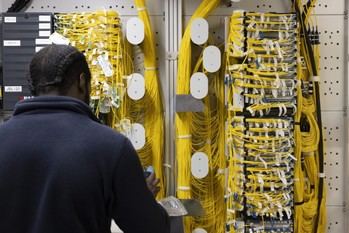 El futuro de la conectividad global: satélites LEO y cables submarinos en sinergia